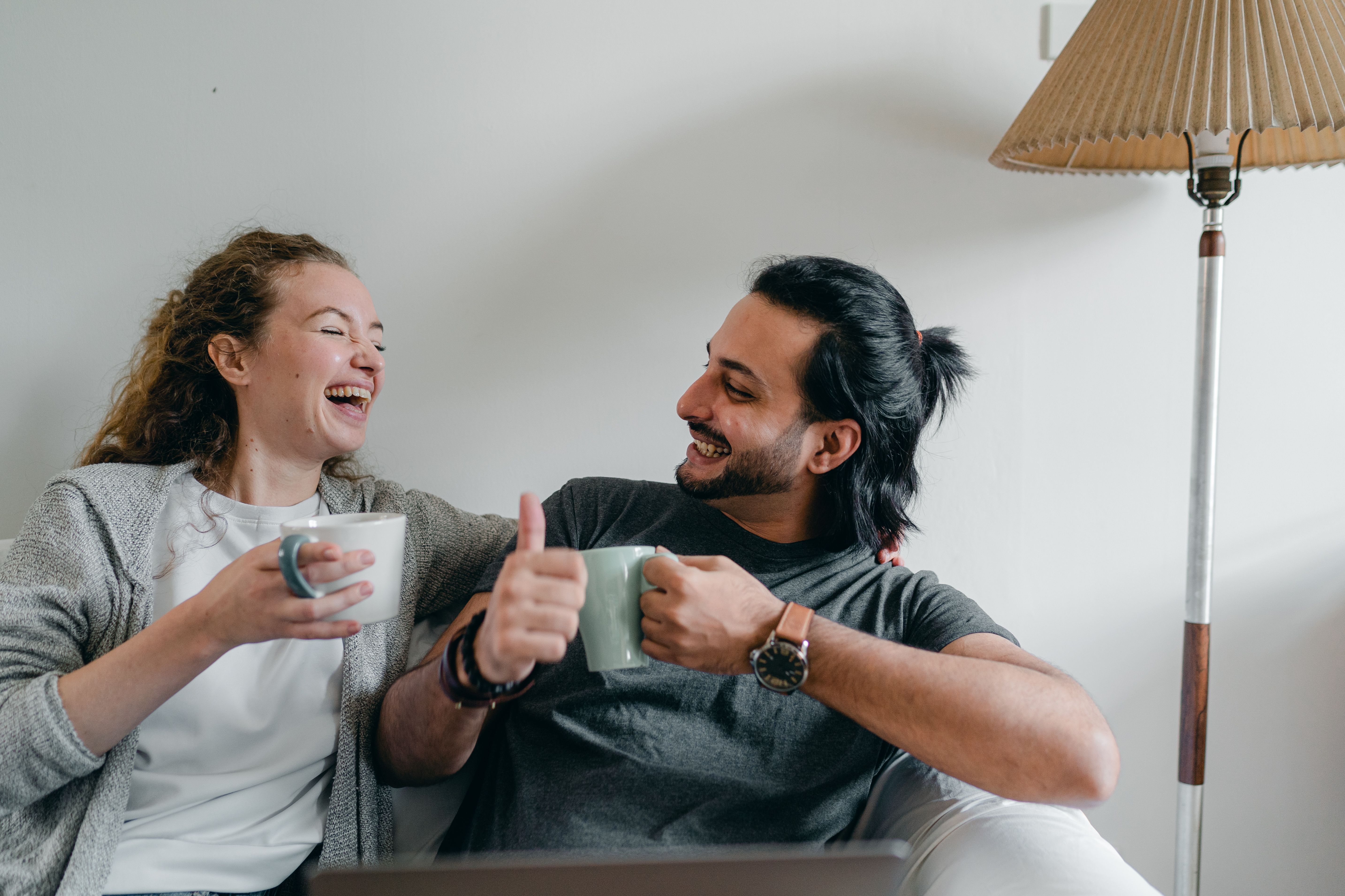 Glückliches Paar mit Kaffee, erleichtert